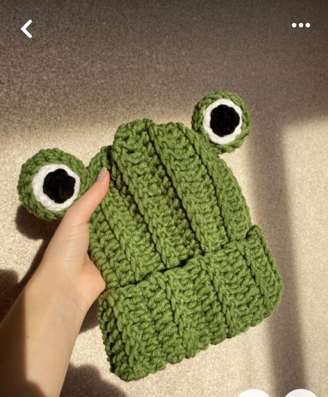 Frog Beanie Crochet, Crochet Beanie Pattern Free, Frog Hat, Green Crochet, Crochet Stitches For Beginners, Fun Crochet Projects, Crochet Fashion, Crochet Crafts, Diy Crochet