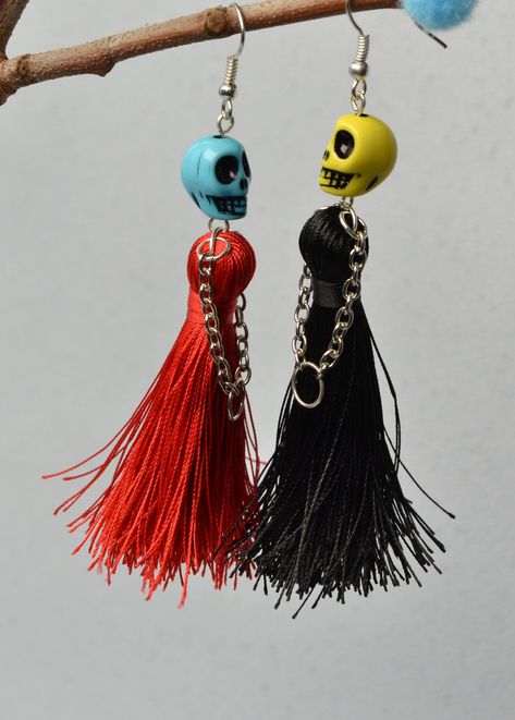 #Beebeecraft DIY #Halloween #earrings with skull beads and tassels Skull Beads, Halloween Jewellery, Halloween Jewelry Ideas, Cute Earrings Diy, Diy Halloween Jewelry, Diy Halloween Earrings, Halloween Jewelry Diy Ideas, Halloween Earrings Diy, Skull Bead Jewelry