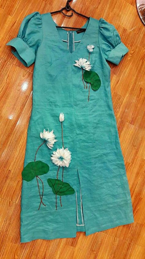 Painting On Clothes, Hand Painted Dress, Fabric Painting On Clothes, Dress Tutorial, Kurti Embroidery, Hand Embroidery Dress, Simple Kurta Designs, Hand Painted Clothing, Designer Kurti Patterns