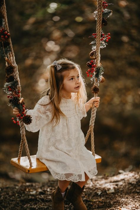 Holiday Treehouse Mini Session – Cozy & Festive Treetop Photography Experience — Delaney Dobson Photography | Weddings Photography, Family & Newborn Portraits Holiday Portraits, Christmas Props, Newborn Portrait, Photography Family, Mini Session, Holiday Colors, Mini Sessions, Maternity Session, Rustic Feel