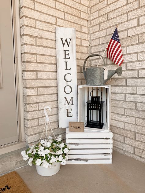 Small Porch Ideas, Small Porch Decorating, Deck Stain, Summer Porch Decor, Spring Porch Decor, House Front Porch, Porch Sitting, Summer Front Porches, Front Porch Design