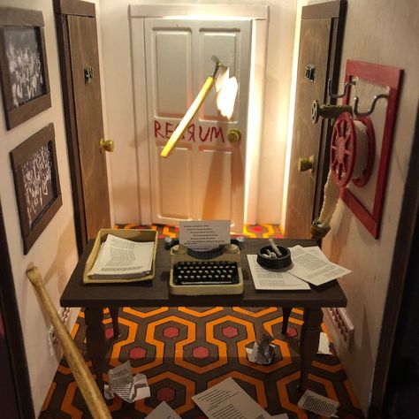 #personalizedgift #personalizeddiorama #personalizedbooknook #shining #redrum #horror #80shorror The Shining Decorations, Horror Movie Diorama, Miniature Horror, Shining Redrum, Diy Horror, 80s Halloween, Horror Crafts, Halloween Diorama, Shelf Insert