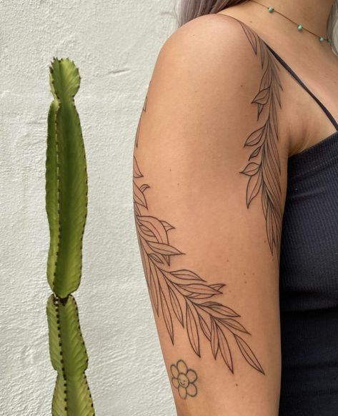 Tattoos Earthy, Botanisches Tattoo, Tattoos Shoulder, Earthy Tattoos, Wrap Around Tattoo, Wrap Tattoo, Upper Arm Tattoos, Vine Tattoos, Shoulder Tattoos For Women