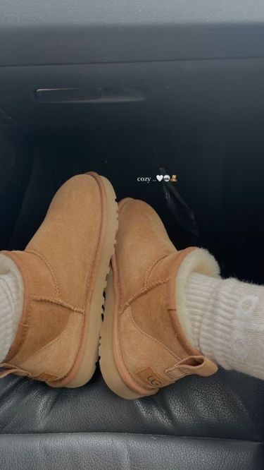 Ugg Girl Aesthetic, Ugg Mini Boots Aesthetic, Ugg Slippers Aesthetic, Ugg Boots Aesthetic, Ultra Mini Uggs, Cute Uggs, Uggs Boots, Ugg Ultra Mini, Shoes Fall