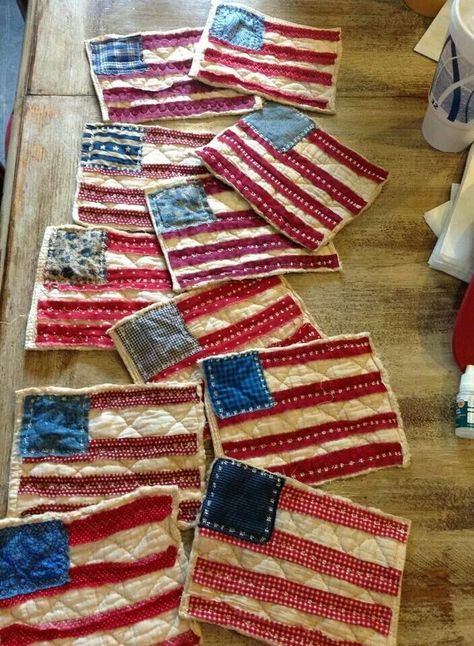 Fabric Flags Diy, Primitive Spring Crafts, Patriotic Fabric Crafts, Flag Quilts, Diy American Flag, American Flag Diy, American Flag Bunting, Americana Crafts, Patriotic Projects