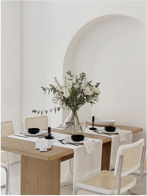 Minimal Table Setting Home, Aesthetic Table Decor Dinner, Japandi Table Setting, Staging Dining Room Table, Dining Table Staging, Simple Dining Table Decor, Minimal Table Setting, Dinner Table Setup, Scandi Table