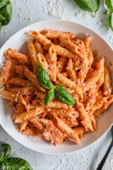 Easy Penne Alla Vodka Easy Penne Alla Vodka, Prosciutto Recipe, Pink Sauce Pasta, Easy Oven Baked Chicken, Penne Alla Vodka, Vodka Pasta, Roasted Tomato Sauce, Oven Baked Chicken Breasts, Alla Vodka