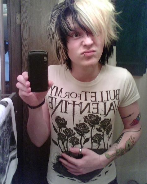 Dot Dot Curve, Emo Boy Haircut, Emo Bangs, Emo Scene Boys, Long Scene Hair, Scene Guys, Emo Pictures, Short Scene Hair, Scene Boys