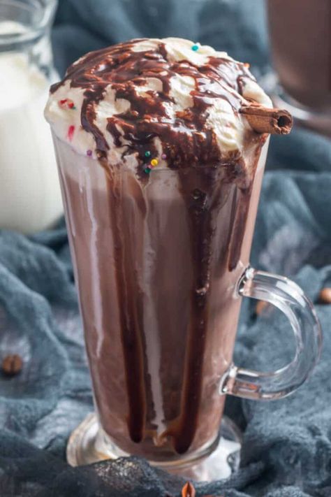 This healthy milkshake is thick and creamy, and has less than 100 calories per serving! No dairy and no sugar needed, it tastes like a Wendy's frosty! Healthy Milkshakes, Healthy Chocolate Milkshake, Healthy Milkshake Recipes, Chocolate Shake Recipe, Health Dessert Recipes, Keto Milkshake, Peanut Butter Coffee, Wendy's Frosty, Keto Savory