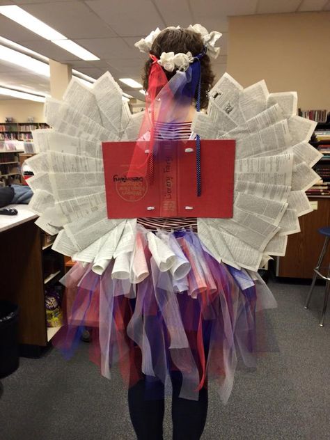 My DictionFairy costume for Halloween.  Inspired by many a Pinterest user's creation.  Used an old dictionary, tulle in school colors, and lots of hot glue and patience! Carnival Costumes Ideas, Karneval Costume, Book Fairy Costume, Diy Karneval, Halloween Diy Kids, Diy Fantasia, Meme Costume, Book Fairy, Carnival Ideas