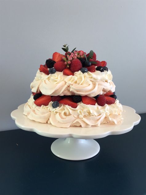 Pavlova Wedding Cake, Pavlova Cake Decoration, Pavola Desserts, Pavlova Tower, Pavlova Aesthetic, Fruit Pavlova, كريم بروليه, Berry Pavlova, Pavlova Dessert