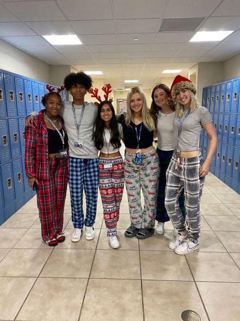 Pajama Day School Outfits, Pajamas To School Outfit, Christmas Pj Day At School, Pjs At School, Pajamas At School, Pajama Fits For School, School Spirit Week Outfits, Pj Outfits For School, Pijama Day At School Outfits