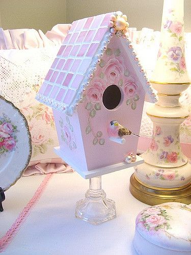 Cute Bird House Painting Ideas, Painted Bird Houses Ideas, Bird House Painting Ideas, Shabby Chic Birdhouse, Mosaic Birdhouse, Pink Mosaic, Birdhouse Ornaments, Birdhouse Craft, Bird Houses Ideas Diy