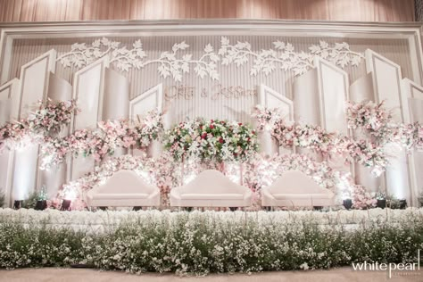 Thamrin Nine Ballroom 2020.12.12 oleh White Pearl Decoration • Wedding Decorators di Indonesia | Bridestory Pelaminan Modern Wedding, Wedding Dekorasi, Indoor Wedding Decorations, Pose Pengantin, Indonesian Wedding, Wedding Stage Backdrop, Wedding Hall Decorations, Wedding Stage Decor, Reception Backdrop