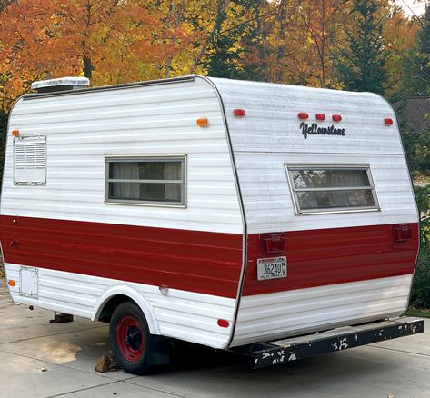 See updates and ideas for decorating a vintage camper I’m so excited about! (Affiliate links are used for your convenience. Read my full disclosure here.) My new 1974 Yellowstone camper is read the post → about Decorating a Vintage Camper Small Vintage Camper Remodel, Camper Exterior Paint Ideas, Camper Flip, Small Travel Trailer Remodel, Small Camper Interior, Small Travel Trailer, Mini Campers, Travel Trailer Decor, Retro Rv