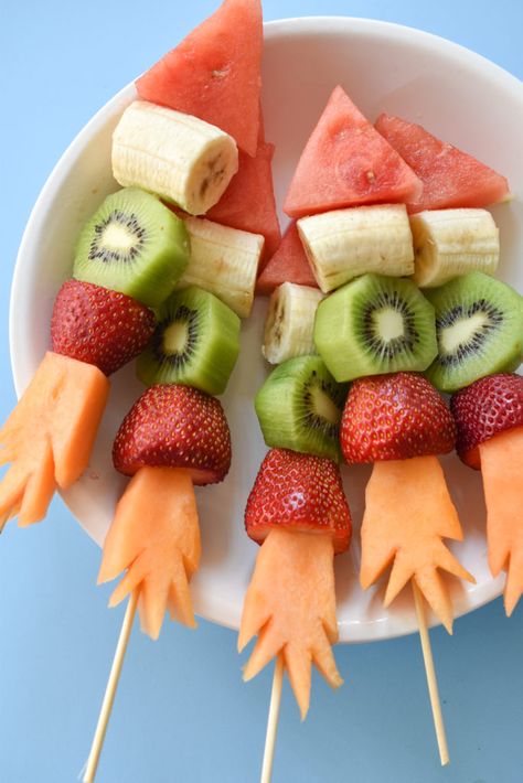 Keep your kids safe, healthy, and entertained this summer with these DIY Firecracker Fruit Kabobs! Halloween Breakfast, Astronaut Birthday, Space Theme Party, Fruit Kabobs, Space Birthday Party, Kids Party Food, Space Party, Snacks Für Party, Fun Kids Food