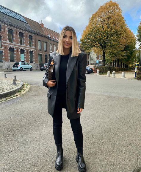 Leather Blazer And Leggings Outfit, Long Black Leather Blazer Outfit, Blazer Cuir Outfit, Leather Blazer Outfit Work, Blazer Piel Outfit, Leather Blazer Outfit Women, Black Leather Blazer Outfit Women, Leather Biker Jacket Outfit Womens, Black Leather Blazer Outfit