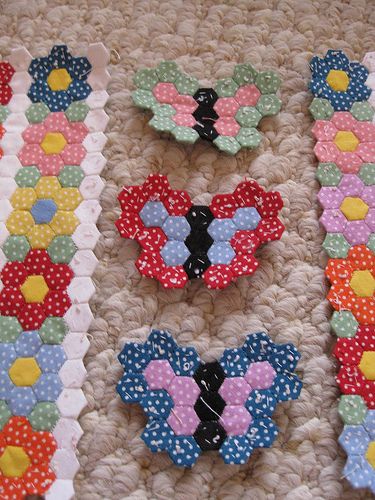 Tiny Butterfly Garden Hexagon Quilt - A beautiful design from DKC22 on Flickr. Those hexies have 1/4" sides! Hexagon Quilting, Hexie Quilts Patterns, Hexagon Quilt Pattern, Hexagon Patchwork, Tiny Butterfly, Flower Garden Quilt, Hexie Quilt, English Paper Piecing Quilts, Butterfly Quilt