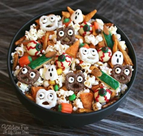 Fun Halloween Snacks, Halloween Peeps, Halloween Party Food Ideas, Halloween Snack Mix, Halloween Deserts, Postres Halloween, Recetas Halloween, Halloween Party Food, Spooky Snacks