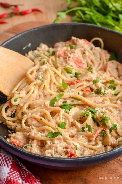 Seafood Lovers reunite for this Spicy Creamy Crab, Chilli and Cherry Tomato Pasta - a true flavour explosion!! Slimming World and Weight Watchers friendly | www.slimmingeats.com Crab Meat Pasta, Crab Pasta Recipes, Creamy Seafood Pasta, Alfredo Recipes, Chilli Crab, Crab Recipe, Crab Pasta, Spicy Crab, Pastas Recipes