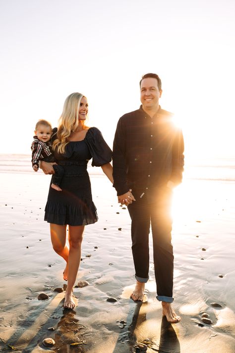 Lion Photoshoot, Photoshoot Beach Ideas, Strand Shoot, Baby Beach Pictures, Family Beach Pictures Outfits, Beach Family Photoshoot, Boho Family Photos, Beach Photoshoot Family, Beach Picture Outfits