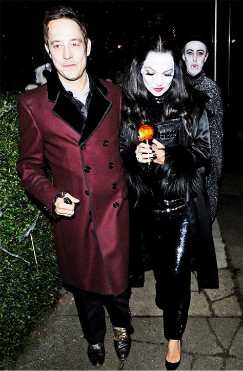 Kate Moss pulls off a classic character as Morticia Addams. // #Celebrity #Halloween Tina Turner Costume, Chic Halloween Costume, Burger Costume, Goth Halloween Costume, Dark Costumes, Addams Family Costumes, Timmy Turner, Elvira Mistress Of The Dark, Morticia Addams