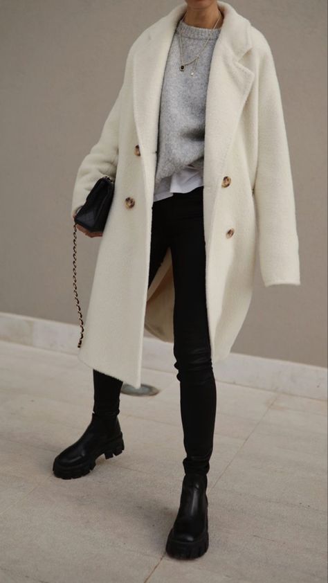 Cream Peacoat Outfit, Lapel Coat Outfit, Cream Wool Coat Outfit, Cream Coat Outfit Winter, Winter Coat Outfits Casual, Oversized Coat Outfit, White Coat Outfit, Wool Coat Outfit, Coat Outfit Casual