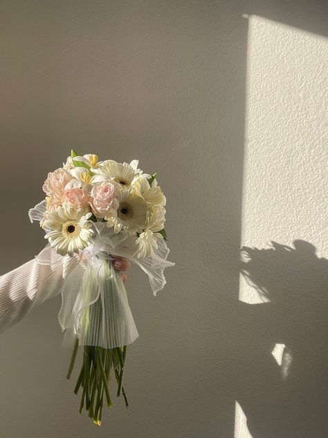 Cute Bouquets, Romantic Outdoor Wedding, Blossom Garden, Bridal Bouquet Flowers, Garden Wedding Ideas, Wedding Planning Decor, Flower Boutique, Bouquet Gift, Flowers Bouquet Gift