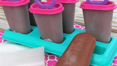 These delightful chocolate pudding pops are made with instant pudding and evaporated milk, the no-fail approach to a classic treat. Frozen Pudding Pops, Chocolate Pudding Pops, Fudgesicle Recipe, Frozen Pudding, Pudding Pops, Fudge Pops, Chocolate Popsicles, Pudding Pop, Chocolate Pops