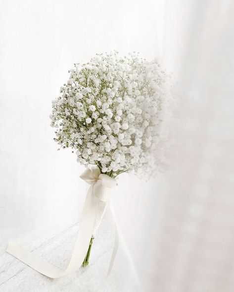 Wrapped in all white colours and mini size will reflect the sincere love of the bride & groom. Perfect choice for simple & minimalist wedding concept. Photo Courtesy of Via Fleurs Wedding Bouquets Minimalist, Minimalist Bouquet Wedding, Minimalist Wedding Bouquet, Minimalist Bouquet, Sincere Love, Simple Minimalist Wedding, Wedding Concept, Wedding G, Tiny Wedding