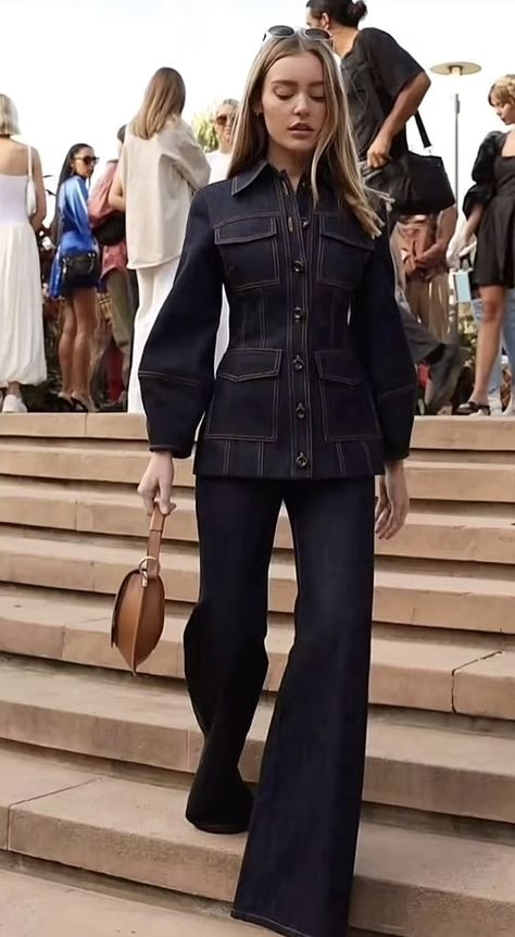 Navy Autumn Outfit, Gallery Opening Outfit, Total Denim Outfit, Classy Jeans Outfit, Outfit With Black Boots, Fits Inspiration, Black Dresses Classy, Fall Fashion Coats, Baggy Pants