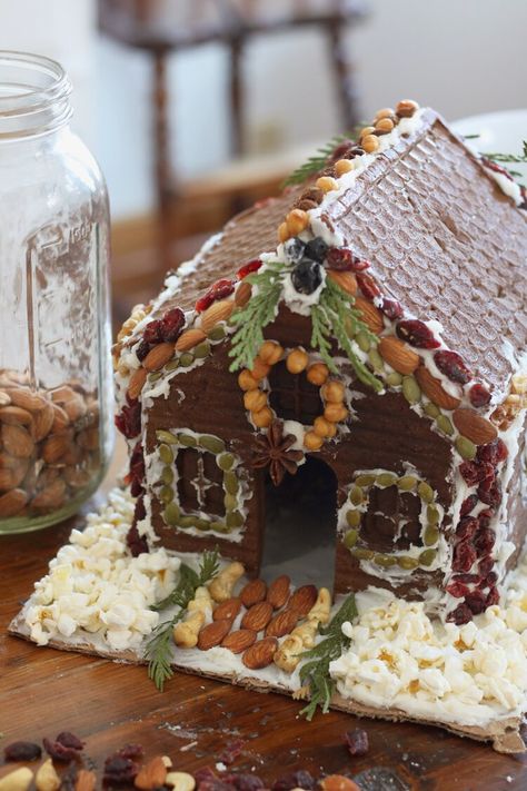 A Natural Gingerbread House - Under A Tin Roof Blog Cool Whip Desserts, Gingerbread House Recipe, Simmer Pot Recipes, Ginger House, Homemade Gingerbread, Make A Gingerbread House, Gingerbread House Kits, Spice Mix Recipes, Meaningful Christmas