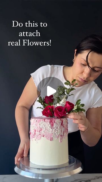 Elvin Cocel on Instagram: "Do This! ⤵️  🌸Securely attach real flowers to your cake by wrapping the stems with a damp paper towel and then covering them with silver foil.   🌸This method not only enhances the longevity of the flowers but also ensures a cleaner and safer addition to your cake.   🌸Please, prioritise checking the toxicity of flowers before incorporating them, as not all pretty flowers are food-safe. 💐 . . . . #cake #buttercream #foodreels #cakereels #delicious #instacake #protip #cakeartist #cakelife #baker #homebaking #bakedwithlove #bakedgoods" Real Flowers On Cake, Cake Real Flowers, Real Flower Cake, Birthday Cake With Real Flowers, Cake Buttercream, Home Baking, Silver Foil, Paper Towel, Flower Cake