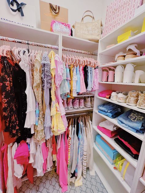 That Girl Closet, Preppy Walk In Closet, Preppy Closet Ideas, Closet Organization Ideas Walk In, Teen Girl Closet, Aesthetic Closet Ideas, Aesthetic Closets, Preppy Closets, Preppy Closet Organization