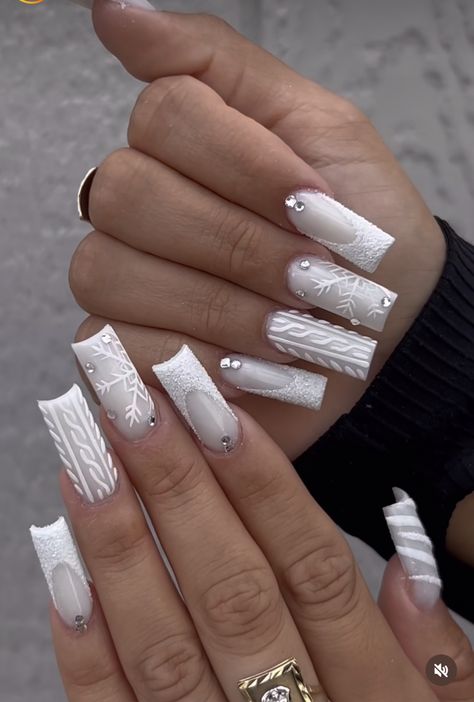 White Over White Nails, Winter Nail Ideas Coffin Shape, Frosty The Snowmen Nails, Winter Christmas Nails White, Frosted Christmas Nails, Latina Christmas Nails, Christmas Nails Milky White, White Short Christmas Nails, Milky White Winter Nails