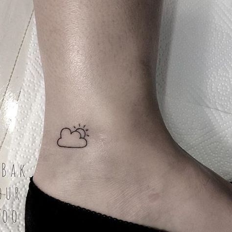 Wrist Drawing, Cloud Tattoo Design, Tattoo Sonne, Henna Ideas, Cloud Tattoo, Small Girl Tattoos, Sun Tattoos, Sun Tattoo, Subtle Tattoos