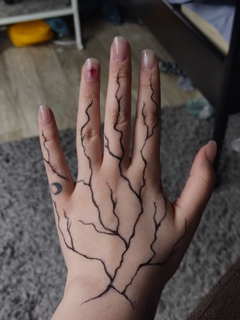 Hand Art Drawing On Hand, Cool Easy Hand Tattoos, Ideas To Draw On Your Hand With A Pen, Marker Hand Tattoos, Cute Hand Drawings On Hand, Things To Draw On Your Leg With Sharpie, Drawing On Skin Ideas Pen, Hand Tattoos Big, Cool Things To Draw On Your Arm