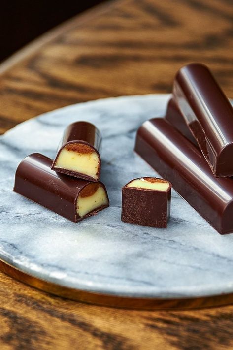 Stuffed Chocolate Bar Recipe, Bon Bon Filling Recipes, Chocolate Bar Filling Ideas, Chocolate Filling Ideas, Bonbon Filling Recipe, Filled Chocolate Bars, Homemade Bonbons, Bonbon Recipe, Cream Cheese Ganache