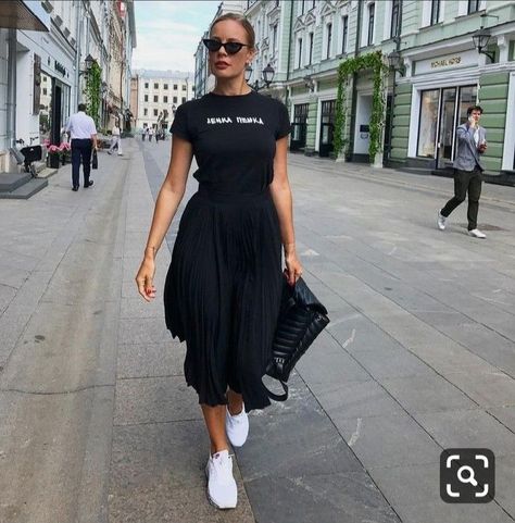 Pleated Skirt Outfit, Skirt And Sneakers, Modest Wear, Cooler Look, Looks Chic, Mode Inspiration, Outfits Casuales, Skirt Outfits, Tennis Shoes