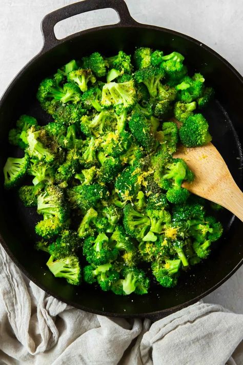 Perfect Sautéed Broccoli! Learn how to cook broccoli in a skillet so that it's crisp-tender and delicious. One of the best easy, healthy broccoli recipes! Broccoli Recipes Sauteed, Frozen Broccoli Recipes, Healthy Broccoli Recipes, Steamed Broccoli Recipes, Easy Broccoli Recipes, Sautéed Broccoli, Broccoli Recipes Healthy, Cook Broccoli, Side Dish Easy