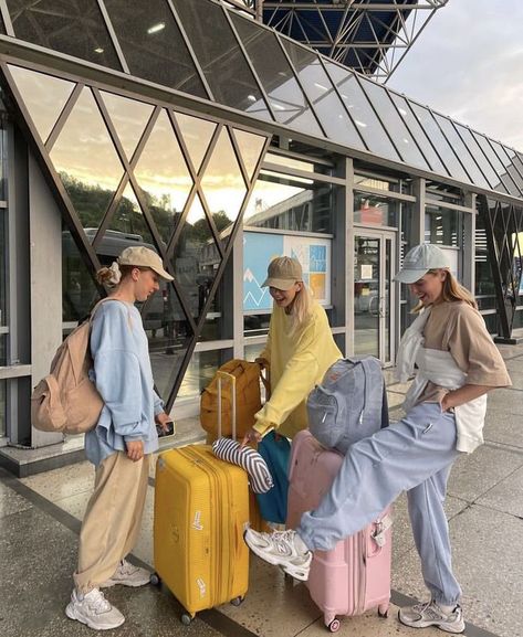 Aesthetic & Trendy Airport Outfits Inspo Outfit For Traveling On Plane, Airport Outfit Comfy Travel Style, Classy Airport Outfit, Airport Outfit Comfy, Comfy Airport Outfit, Airport Outfit Summer, Aesthetic Airport, Travel Outfit Plane, Airport Pictures