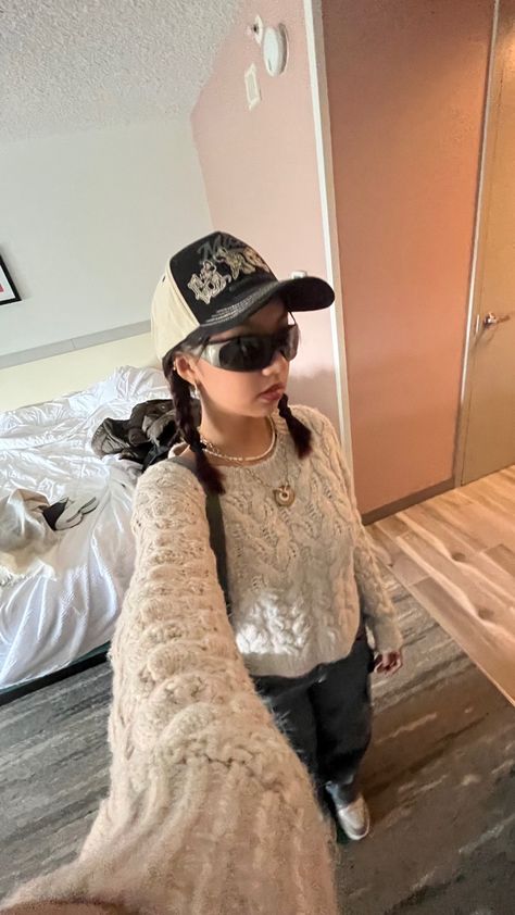 #selfie #picture #aesthetic #outfits #fashion #sunglasses #hat #teenager Aesthetic Outfit Pictures, Outfit Pictures, Selfie Picture, Aesthetic Outfit, Outfits Fashion, Aesthetic Outfits, Fashion Sunglasses, Aesthetic Clothes, Social Media