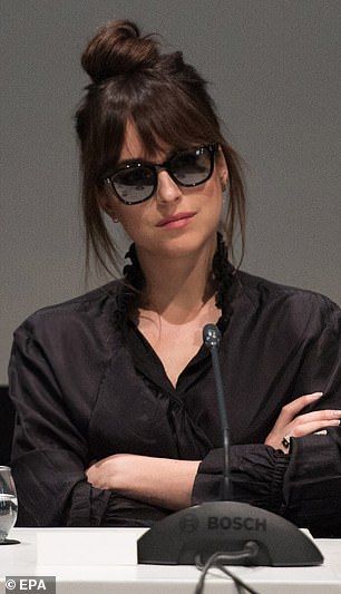 Dakota Johnson Hair, Twitter Tweets, Long Hair With Bangs, Hair Envy, Grunge Hair, Dakota Johnson, 가을 패션, Hair Today, Hair Dos