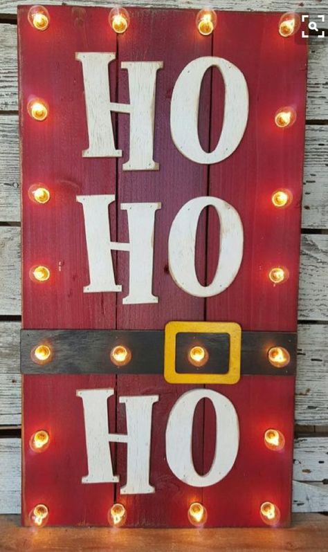 Puerta decorada Sign With Lights, Pallet Christmas, Fun Christmas Decorations, Easy Christmas Crafts, Noel Christmas, Ho Ho Ho, Alphabet Letters, Christmas Wood, Christmas Door