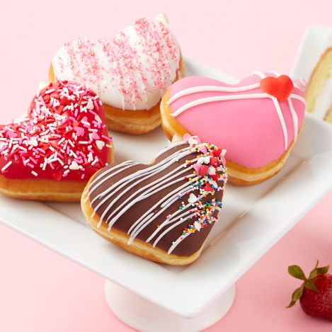 Donut Decorating Ideas, Strawberry Icing, Heart Shaped Food, Valentine Desserts, Deli Food, Valentines Day Food, Valentine Cake, Chocolate Icing, Food Painting