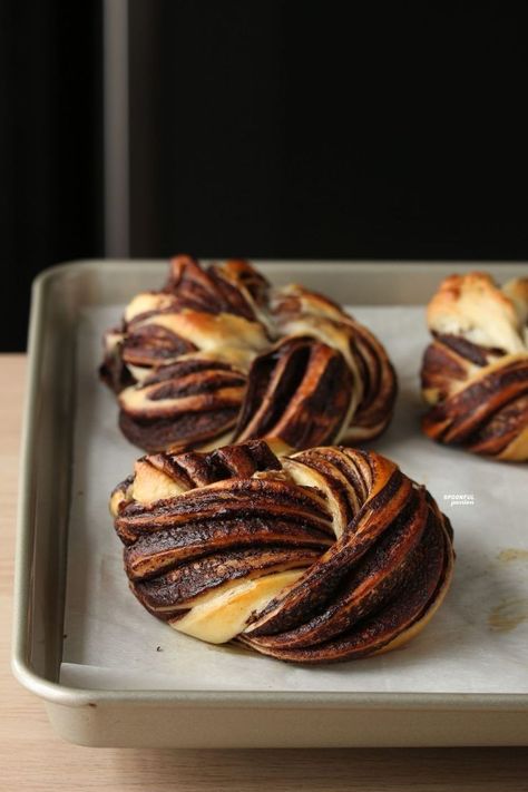 Brioche With Chocolate, Chocolate Brioche Bread Recipe, Brioche Braided Bread, Chocolate Brioche Buns, Chocolate Yeast Bread, Brioche Ideas, Brioche Braid, Brioche Dessert, Bread Shapes Ideas