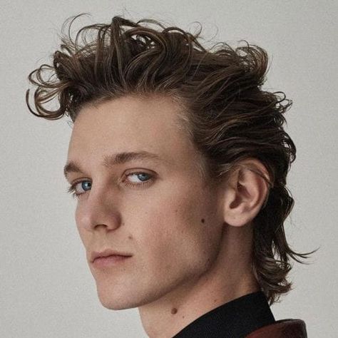 30 Cool Mullet Hairstyles: Modern Short + Long Mullet Haircuts (2020) 80s Hairstyles Male, Modern Mullet Haircut, Vintage Haircuts, Monochrome Makeup Look, Mullet Haircut, Modern Mullet, Long Hair On Top, Easy Hairstyles For School, Easy Hairstyles For Medium Hair