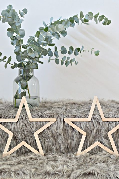 Make this simple minimal Christmas star diy in minutes. Using just lolly sticks, this diy Christmas decoration is perfect if you're on a budget. It comes with a free printable to help you get the angles right and is easy enough for kids to make. This diy Christmas decoration has a minimal, Scandinavian feel to it but if you prefer more colour simply paint it. #diychristmas #scandinavianchristmas #christmascrafts Diy Popsicle Stick Crafts, Diy Popsicle, Family Diy, Diy Simple, Popsicle Stick Crafts, Wooden Stars, Homemade Christmas Gifts, Popsicle Sticks, Christmas Star