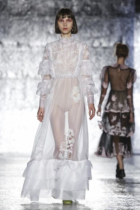 Fashion Week Dresses, 90's Fashion, Runway Dresses, Couture Runway, Fashion Week Runway, Photography Magazine, Live Fashion, 2019 Fashion, White Dresses