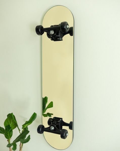 This skateboard mirror is a traditional, high quality, stainless steel mirror - but the exact dimensions of an actual skateboard. Included are real skateboard trucks and wheels which can be screwed on to the front of the mirror. This mirror is not just a reflection but a statement piece. Hang it vertically or horizontally using the included double French cleat for a secure and stylish addition to any room. Whether it's your living room, bedroom, or man cave, our Skateboard Mirror complements var Skateboard Aesthetic Bedroom, Men’s Vintage Room Decor, Cool Things For Your Room Men, Industrial Bedroom Decor Ideas, Unique Decor Pieces, Skateboard Decor Ideas, Cool Room Decorations, Skate Room Aesthetic, Room Mirror Aesthetic